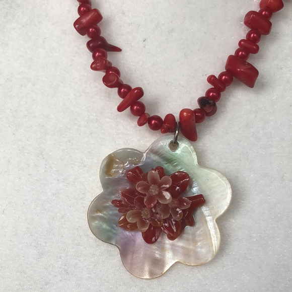 Mother of pearl flower necklace $20 - Picture 3 of 5